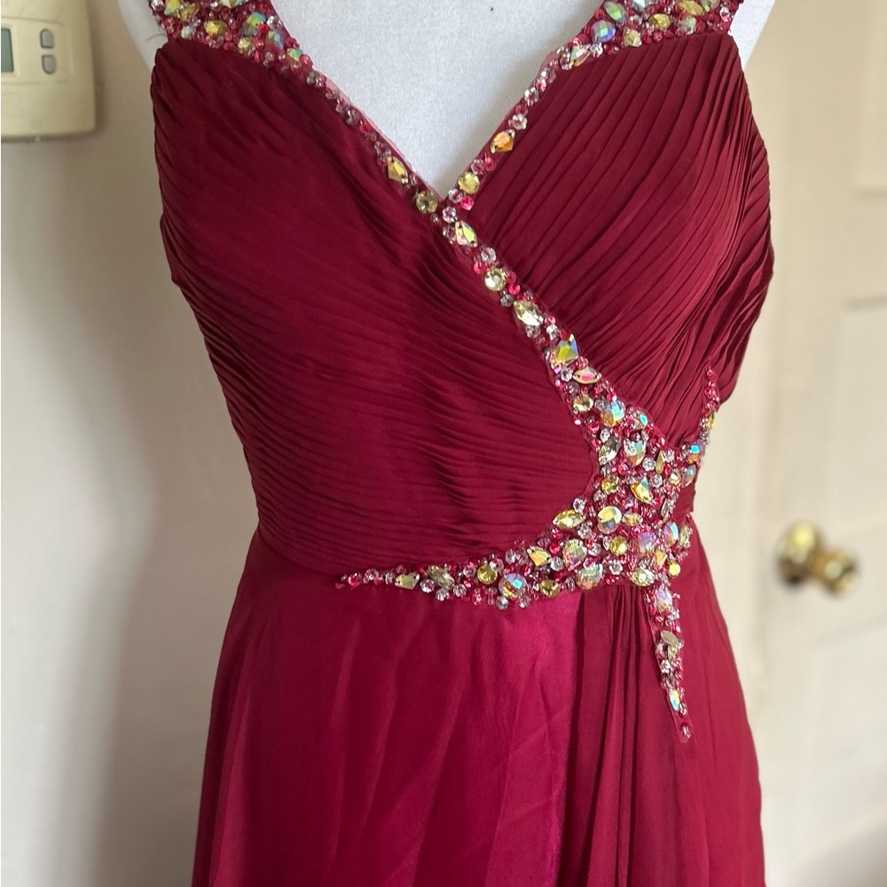 Elegant Red Sleeveless Dress - Picture 7 of 13